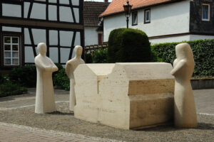 Opferdenkmal Oberursel: Am 4. Mai 2011 konnte die dritte Figur hinzugefügt werden.